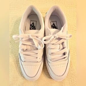 NIB Vans Hylane Leather Sneakers